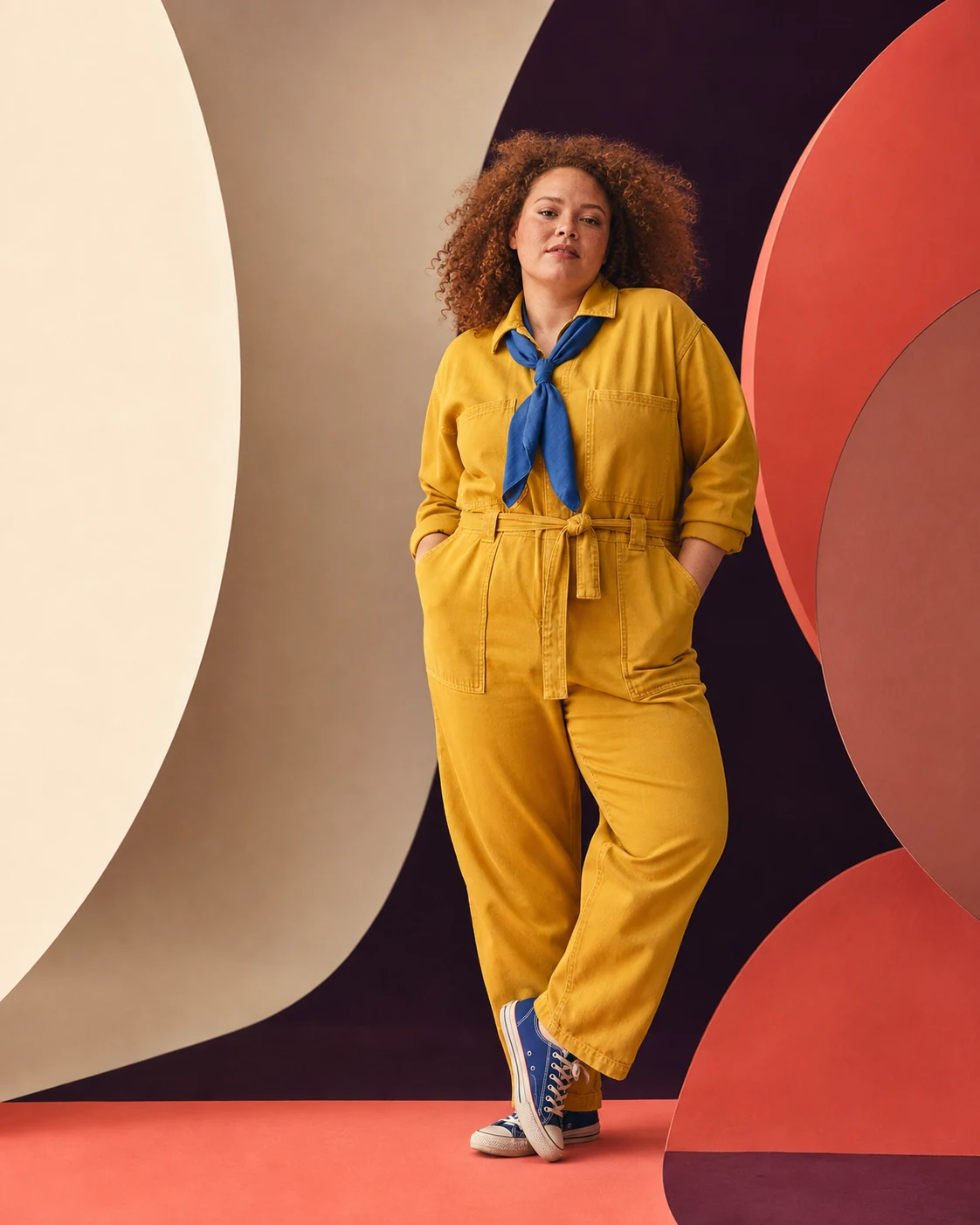 Modella plus-size con tuta da lavoro gialla e foulard blu