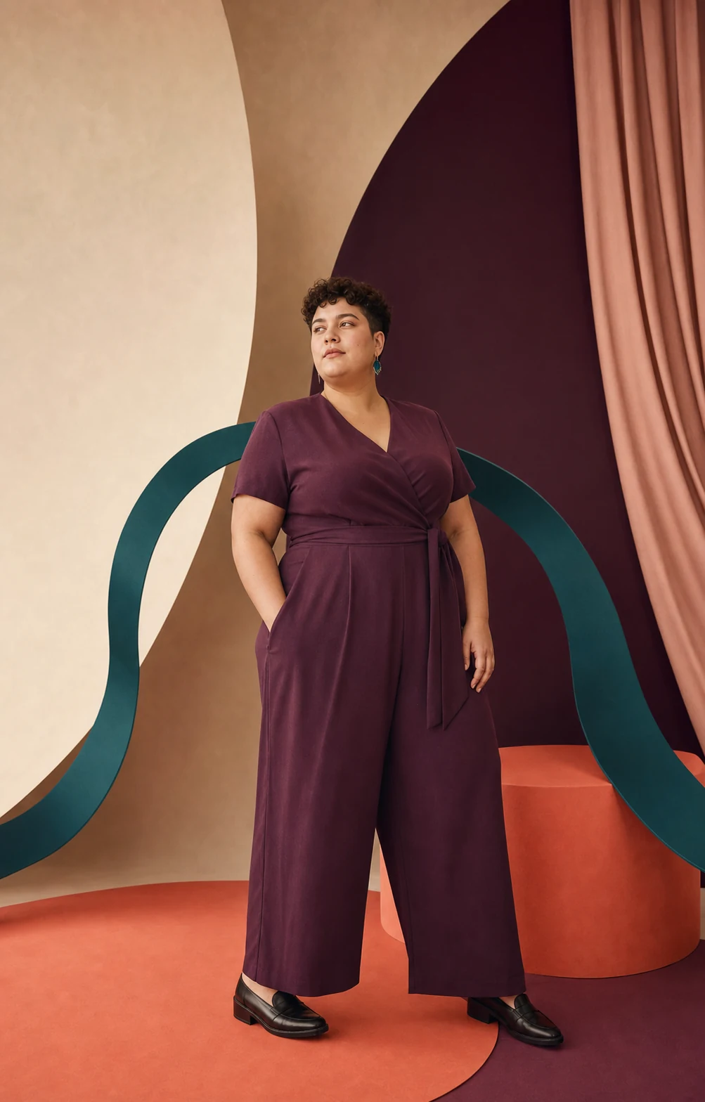 Persona plus-size con tuta prugna e forme curve color teal