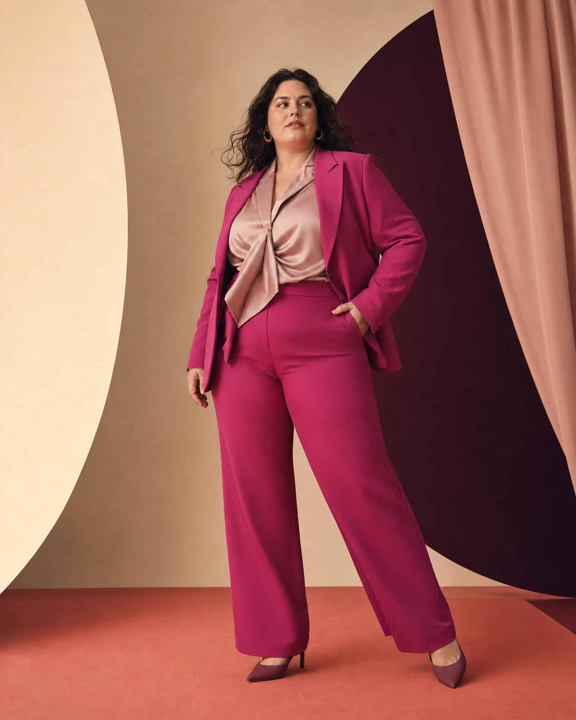 Modella plus-size con completo sartoriale fucsia