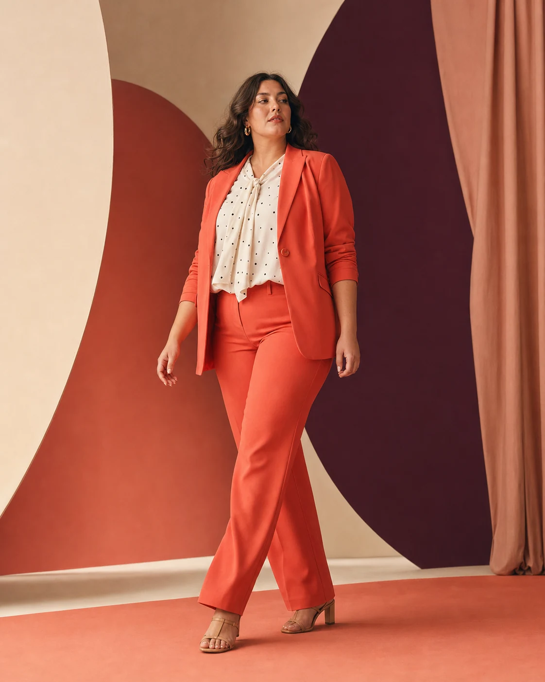 Modella plus-size in movimento con completo corallo