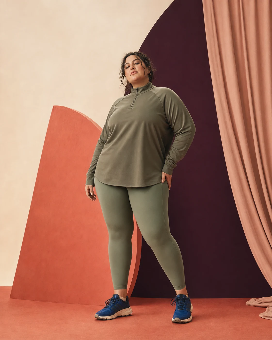 Modella plus-size con completo sportivo verde salvia