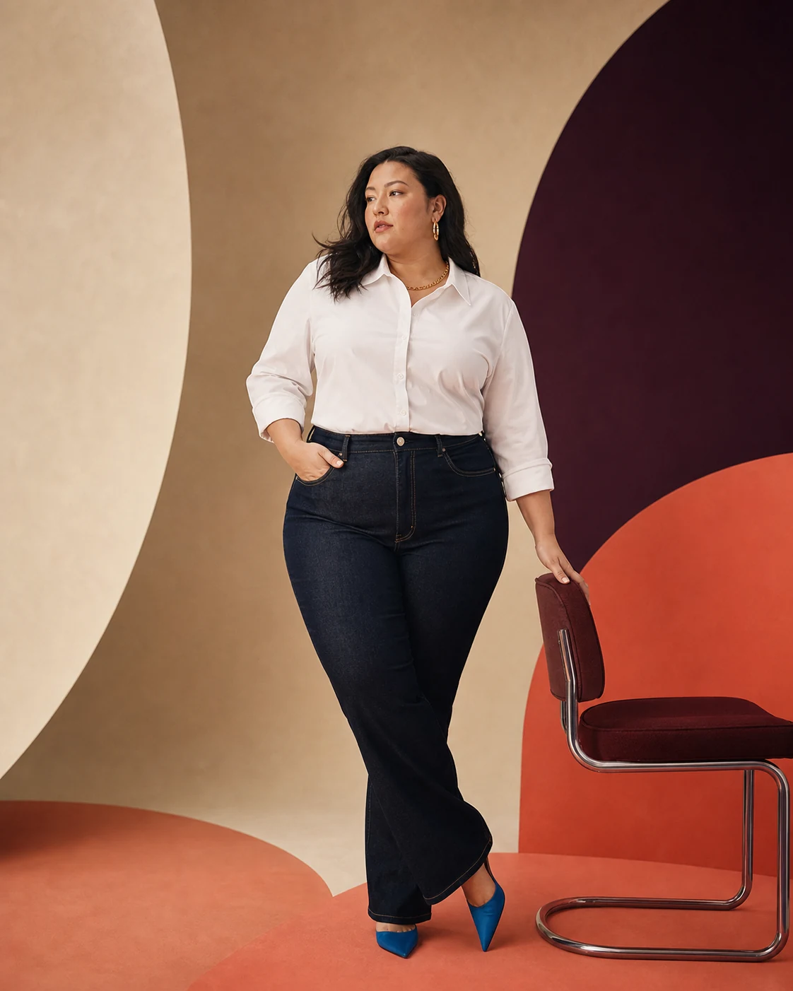 Modella plus-size con jeans scuri e camicia bianca