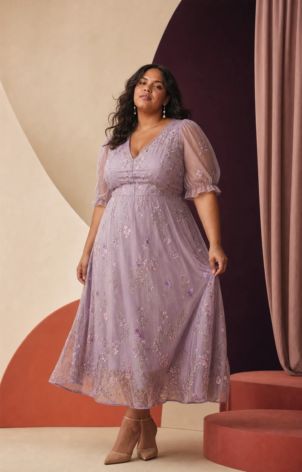Modella plus-size con abito da occasione lavanda