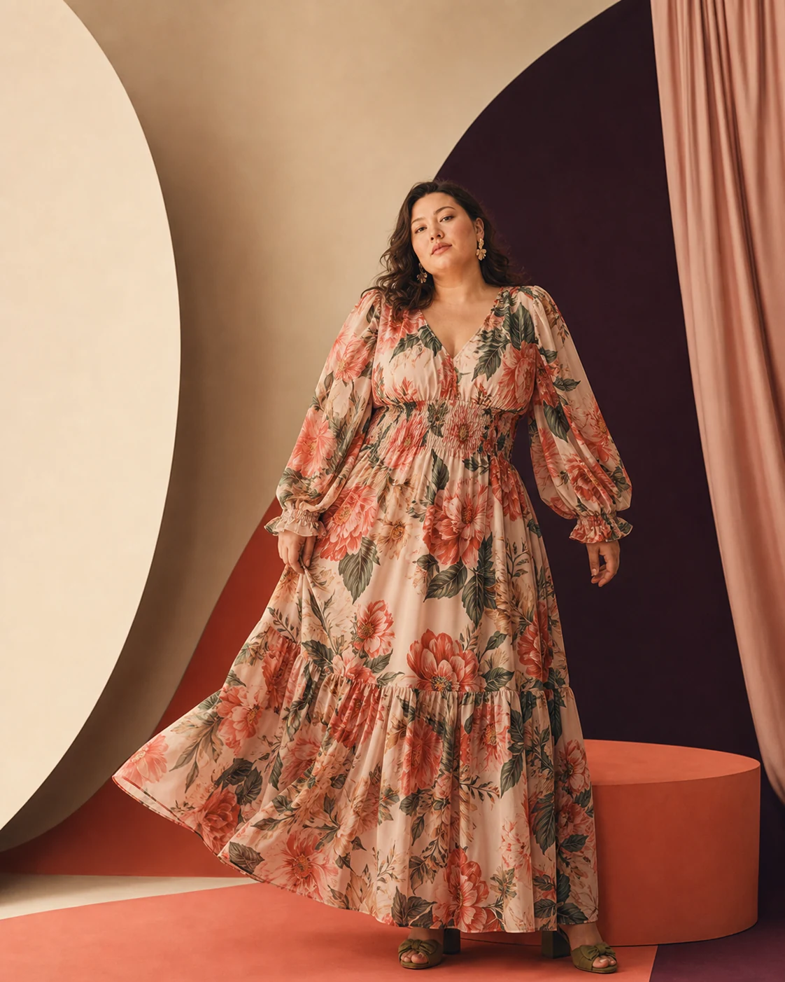 Modella plus-size con ampio abito floreale corallo