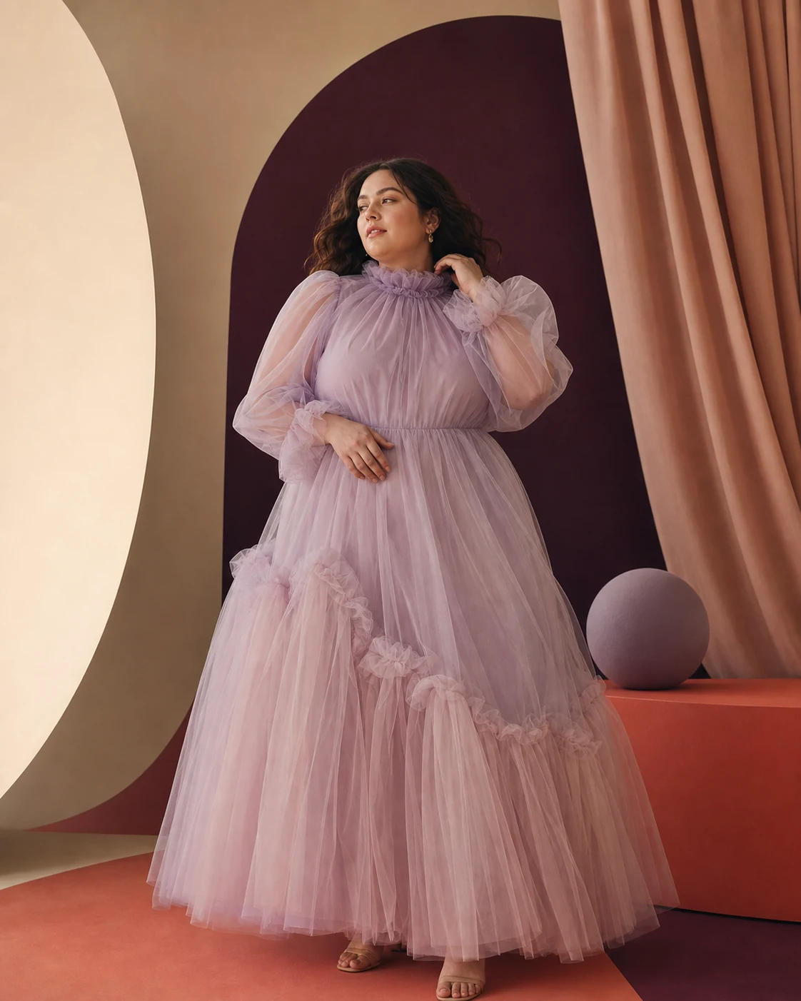 Modella plus-size con ampio abito in tulle lavanda