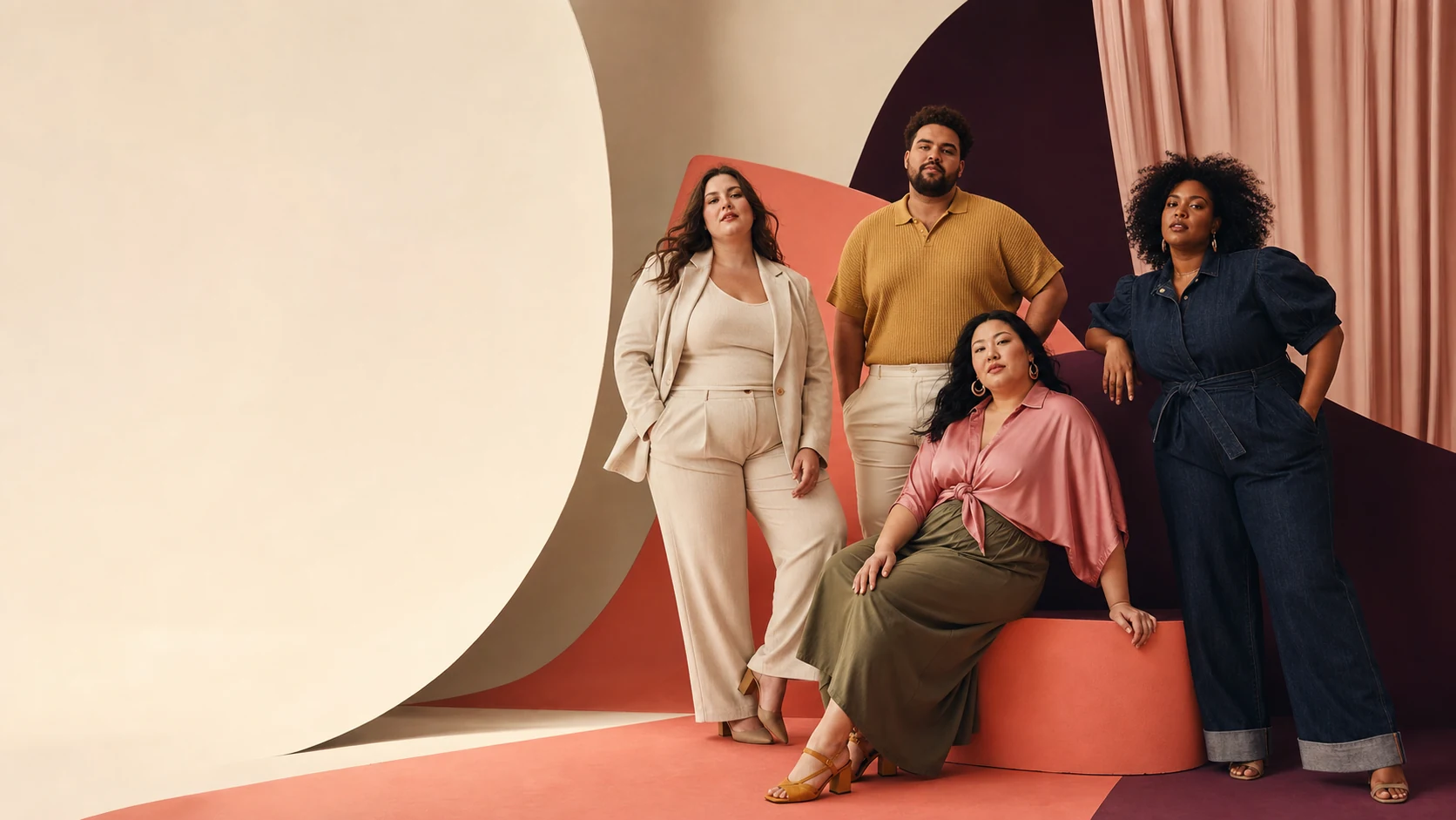 Gruppo di modelle e modello plus-size in un set editoriale color crema, corallo e prugna